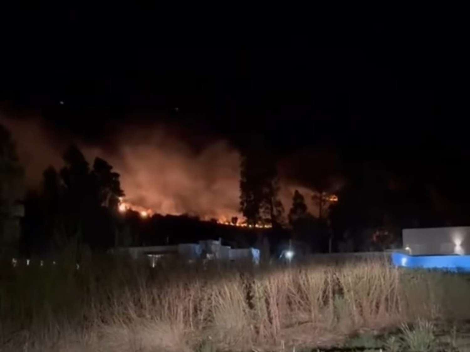 Bomberos trabajaron casi siete horas para apagar un incendio en la zona de El Calvario