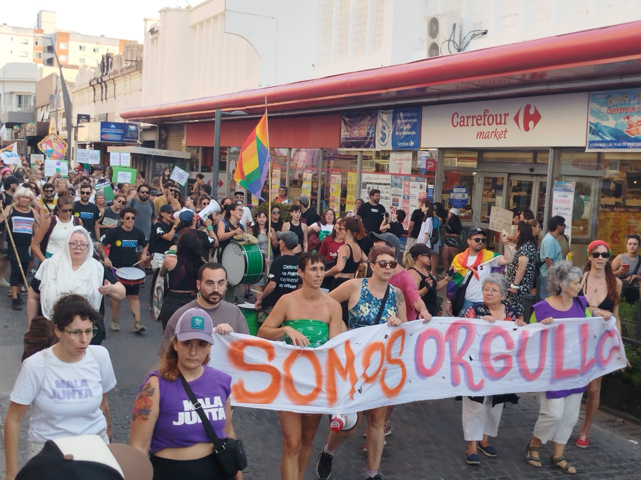 Miles de tandilenses marcharon por el centro en repudio a las declaraciones del presidente Javier Milei