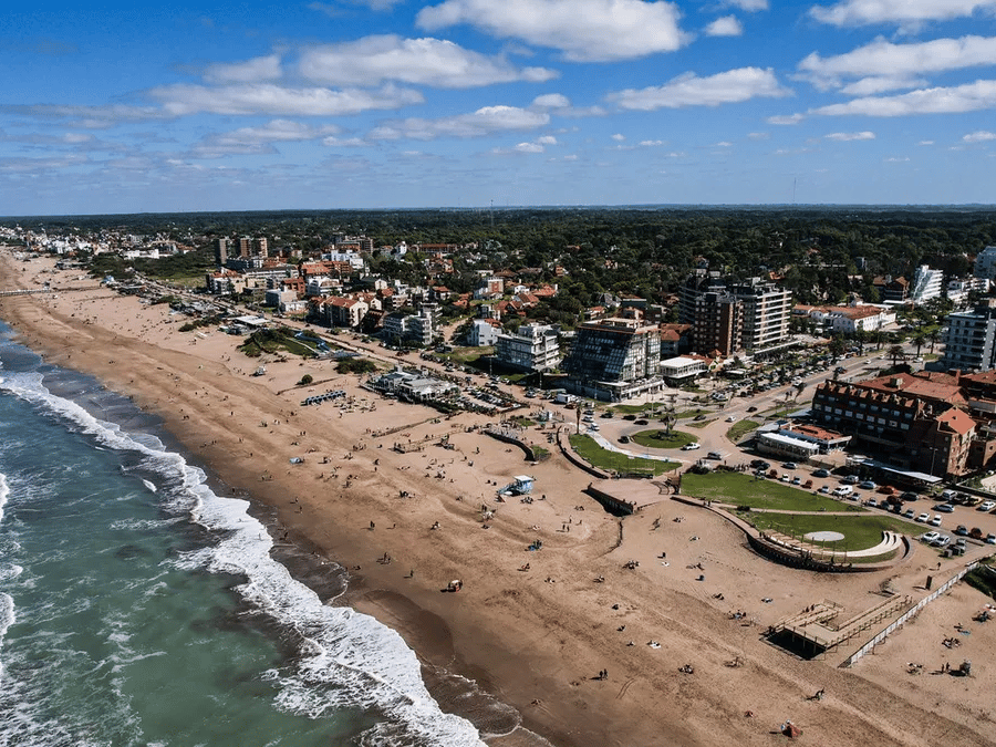 La playa más elegida del verano: qué hacer en lo que queda de la temporada