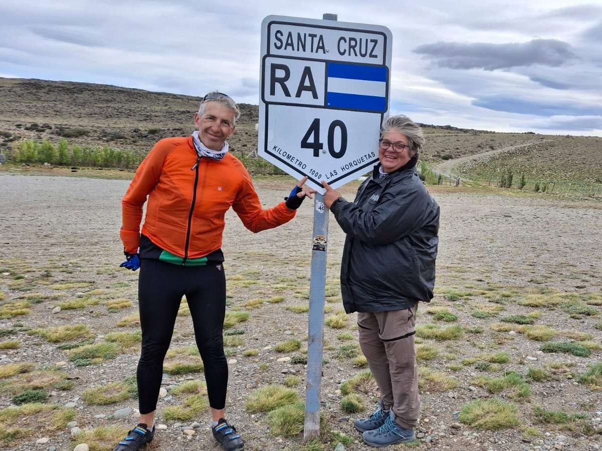 El matrimonio que emprendió una travesía en moto y bicicleta