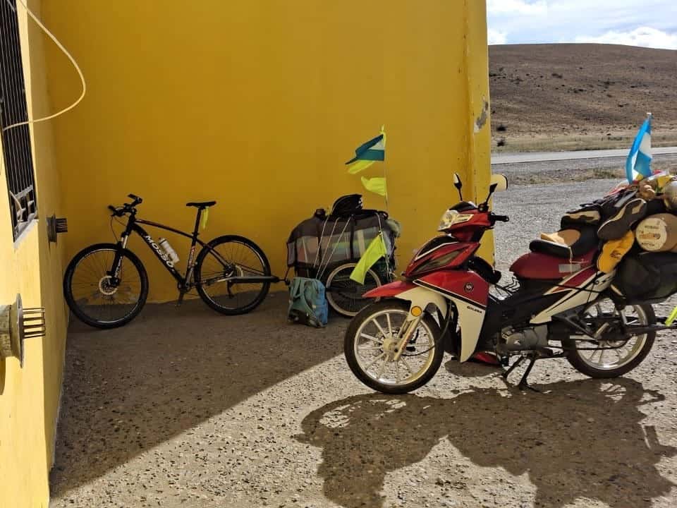 Sus vehículos, una bicicleta rodado 29 y una motocicleta Gilera 125