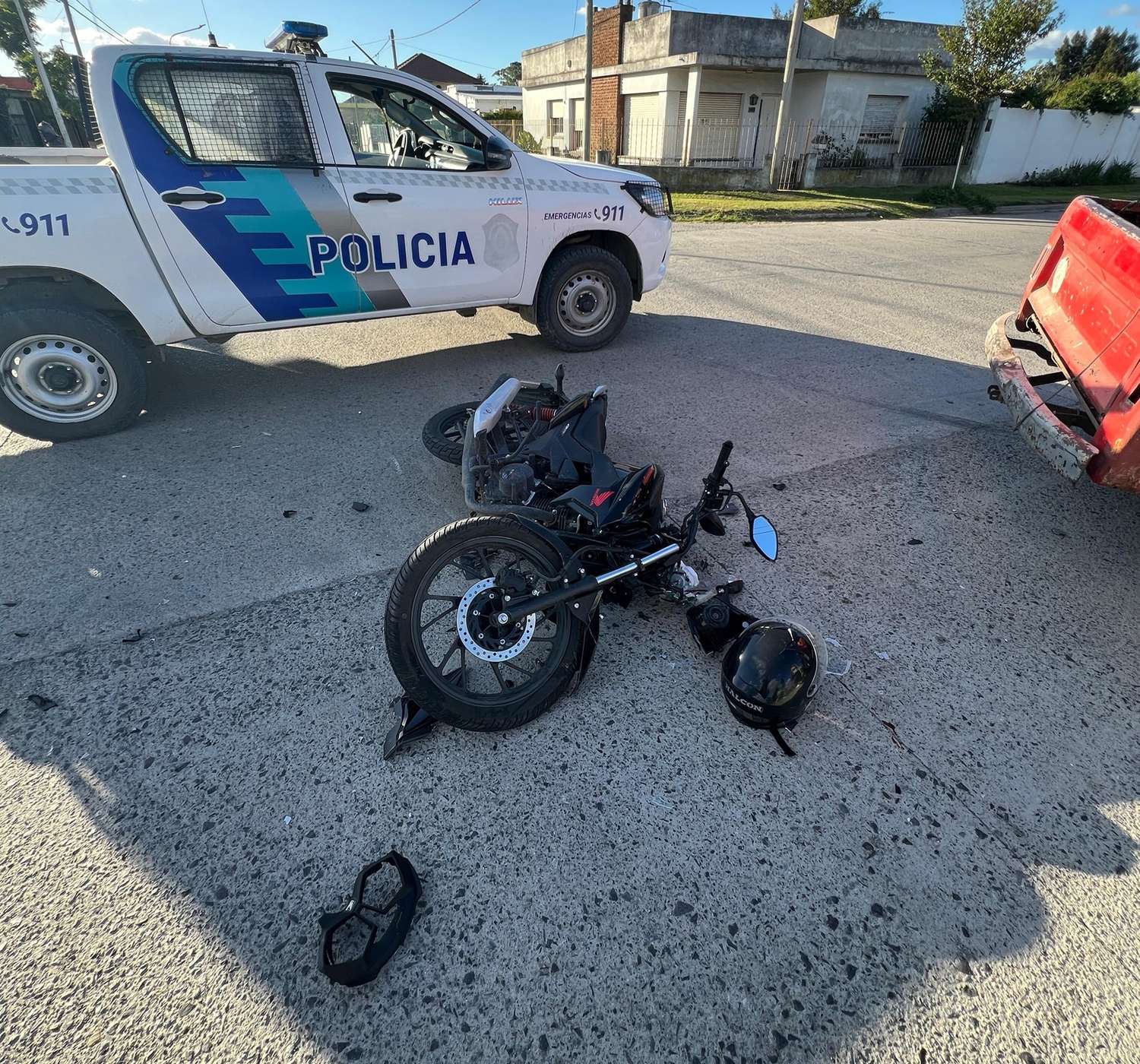 Nuevo accidente entre una moto y una camioneta: hay un hospitalizado