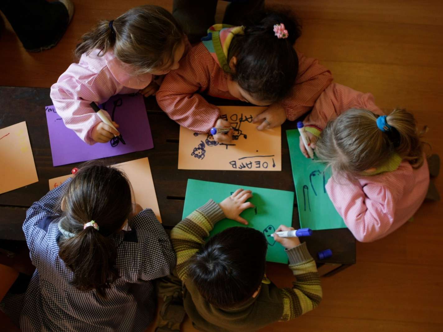 El Gobierno disolvió programas sociales y culturales para niños y adolescentes