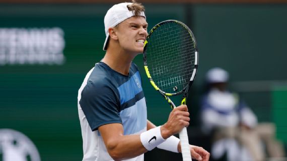 Rune frenó a Tsitsipas y se clasificó a cuartos de final