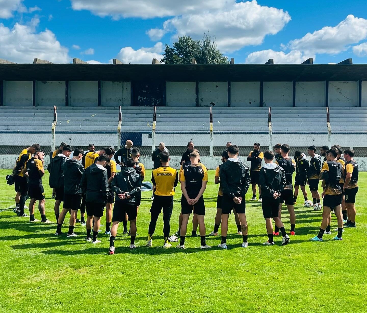 Santamarina inicia su campaña en un partido con condimentos
