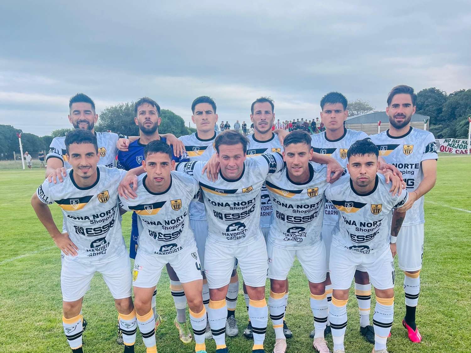 Santamarina desperdició una diferencia de dos goles