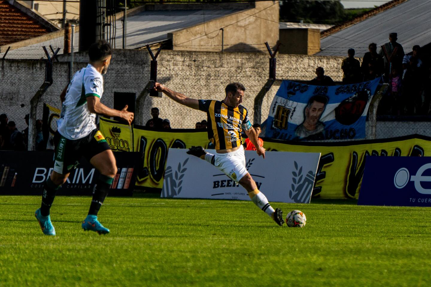 Mientras mira de reojo a Racing, Santamarina juega en Otamendi