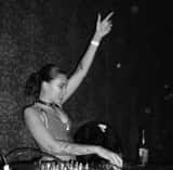 "Veneno", la DJ autodidacta que deja su marca en la música local