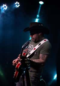 Piti Fernandez, su música y estilo, nuevamente en Tandil