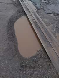 Cráter en las vías del acceso a Fulton