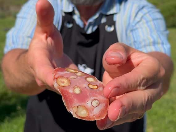 El secreto para pelar y cortar un salame de Tandil: conocé la técnica del Coach Charcutero de Las Dinas