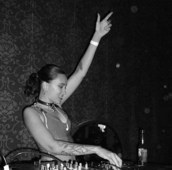 "Veneno", la DJ autodidacta que deja su marca en la música local