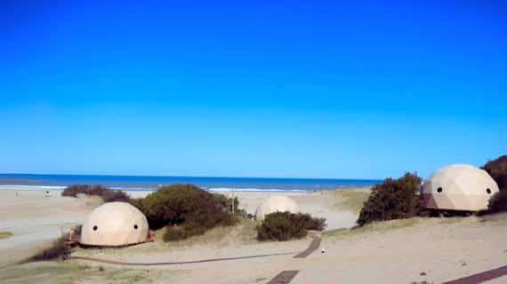 La playa escondida en medio de bosques que se convirtió en una joya del verano