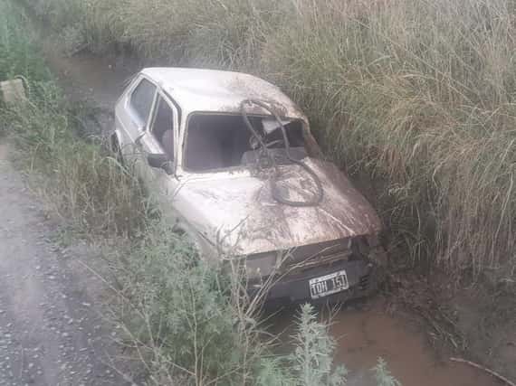 Perdió el control de su auto y cayó en una zanja