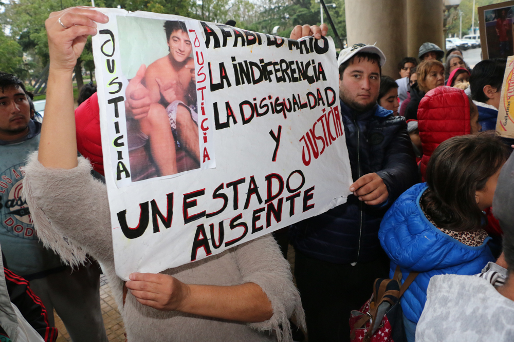 Familiares y amigos de Fabián Leonardi marcharon al Municipio pidiendo justicia