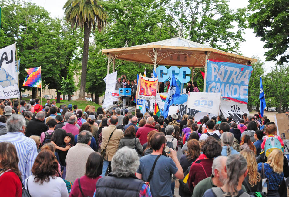 Con una amplia convocatoria, en Tandil se replicó la movilización en repudio a la crisis en Bolivia - El Eco de Tandil