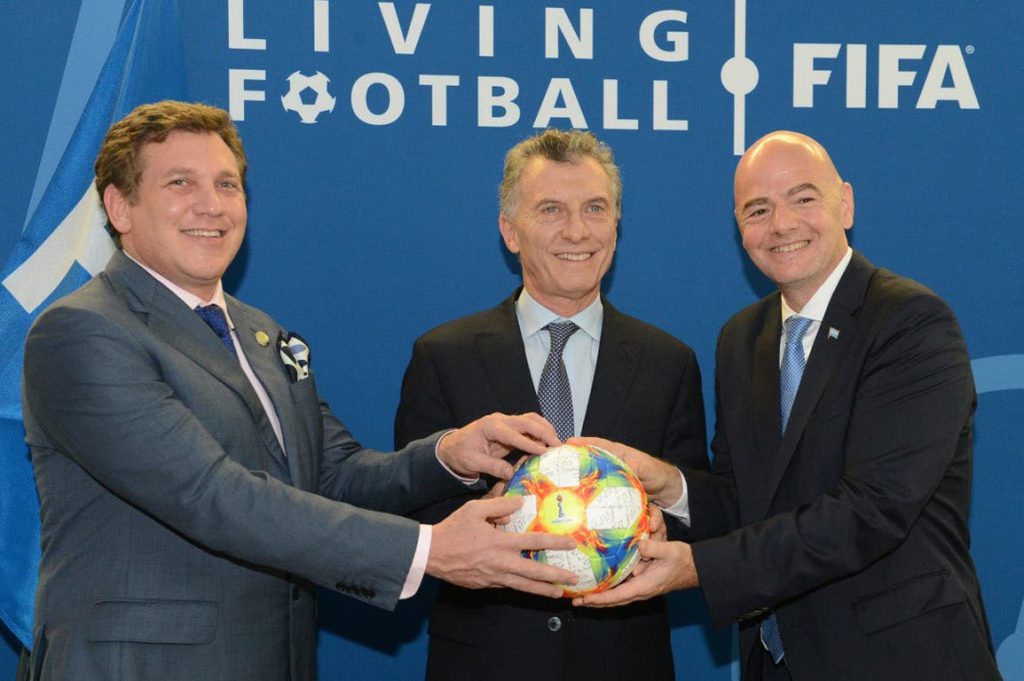 Resultado de imagen para foto Macri cuando asumió como presidente de la fundación de la FIFA