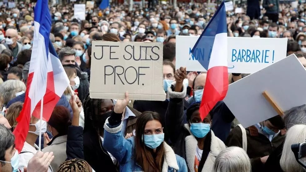 “Je suis Prof”, los franceses protestaron tras la decapitación de un profesor en París