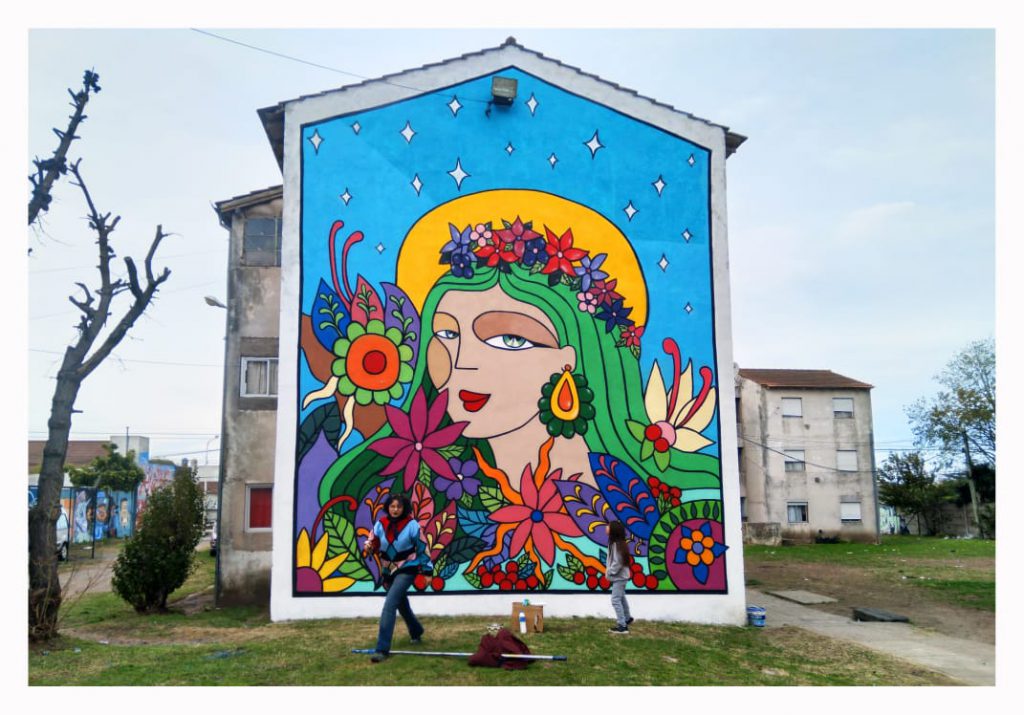 La pasión de tres artistas por embellecer la ciudad se reflejó en los murales que plasmaron en los monoblocks de avenida Perón - Vimarsana News