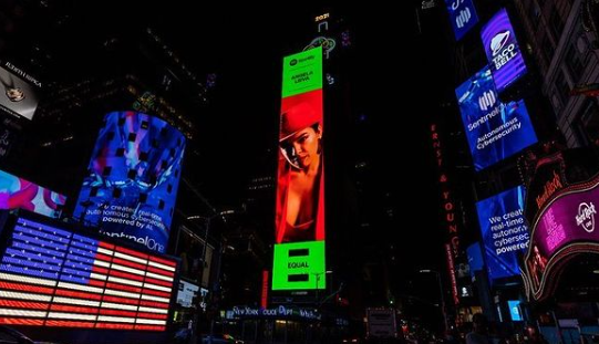 Ángela Leiva on the screens of Times Square – El Eco