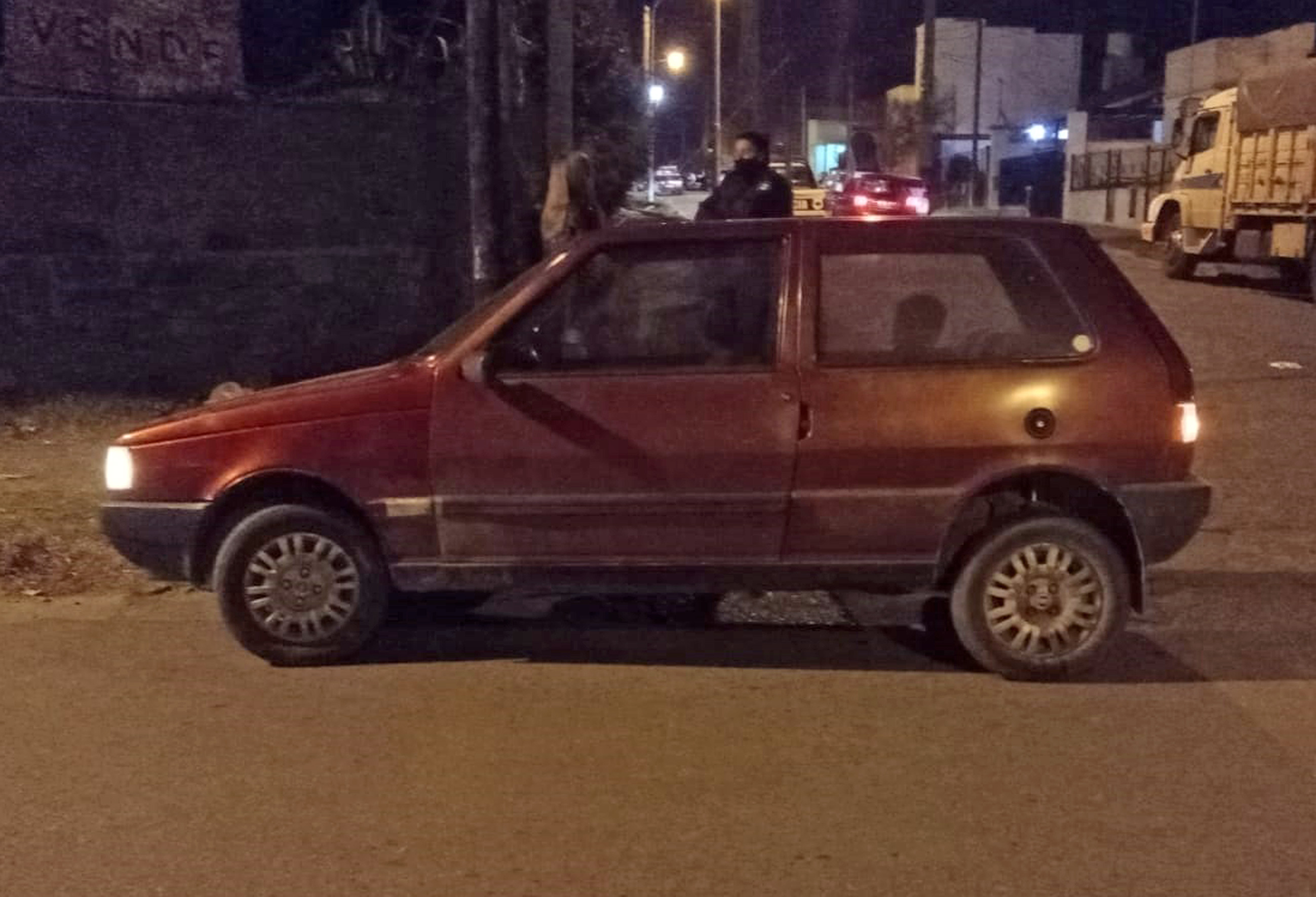 Un automóvil y una moto colisionaron y el conductor del rodado menor se fugó