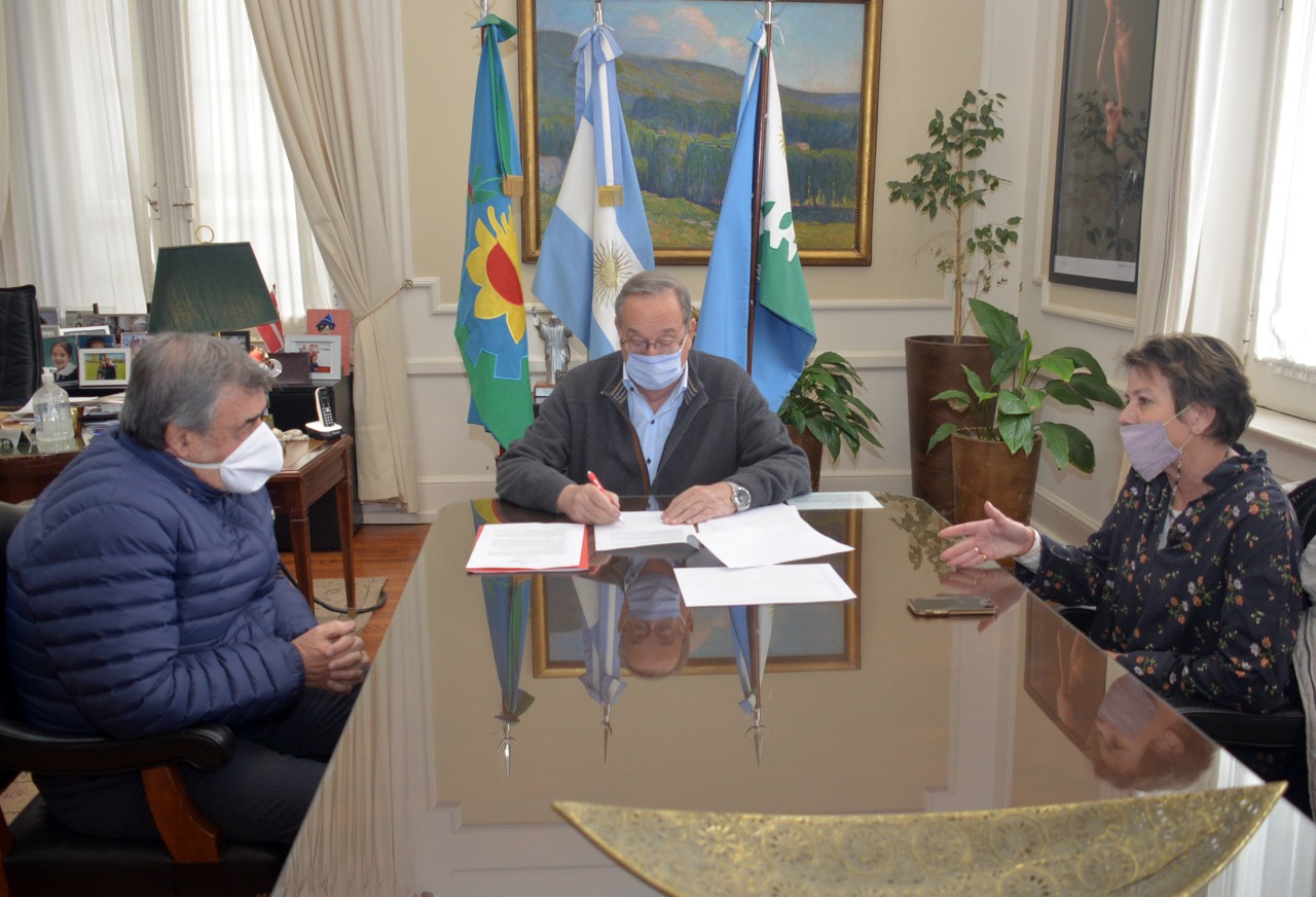 El Ejecutivo y la Cooperativa Agropecuaria planean instalar una planta de elaboración de quesos para exportar