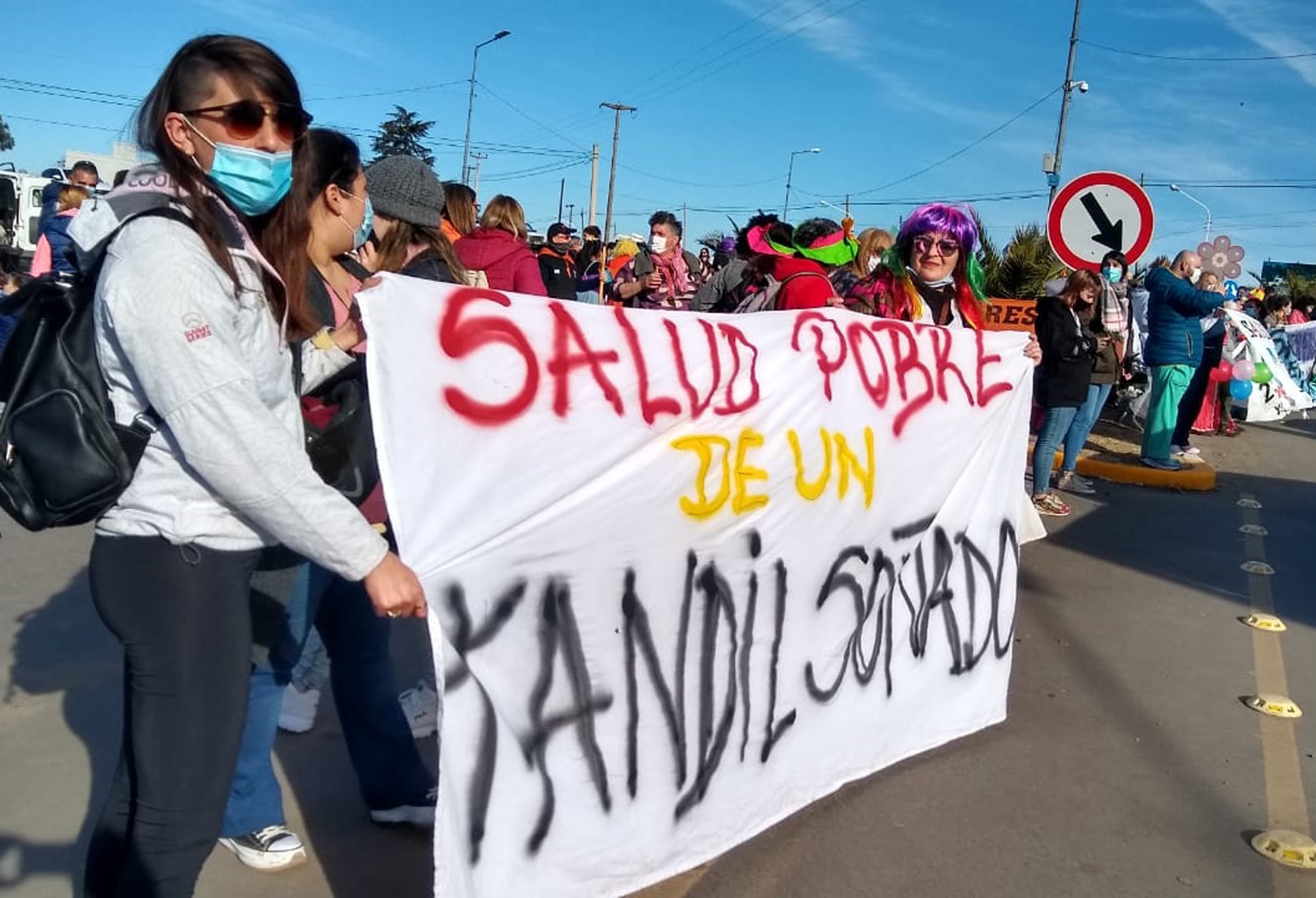 Con creatividad, los trabajadores de Salud se manifestaron en el Dique en el Día del Niño