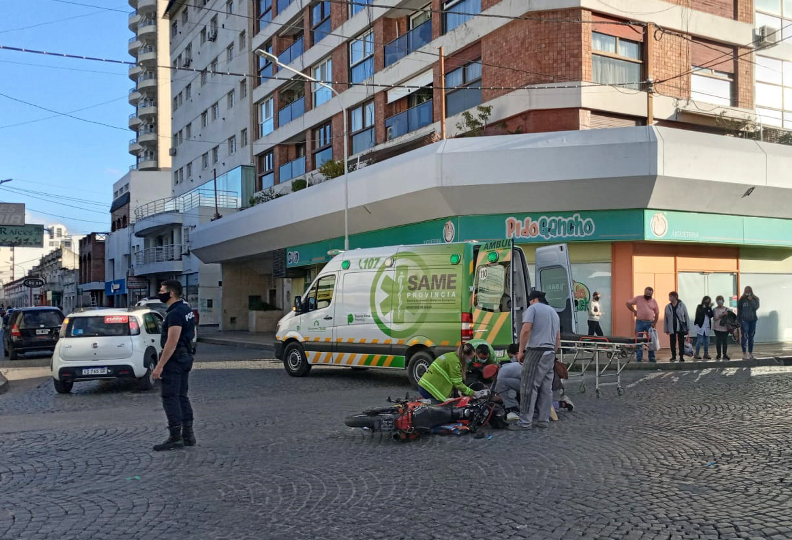 Hospitalizaron a un motociclista tras un choque en San Martín y Alem