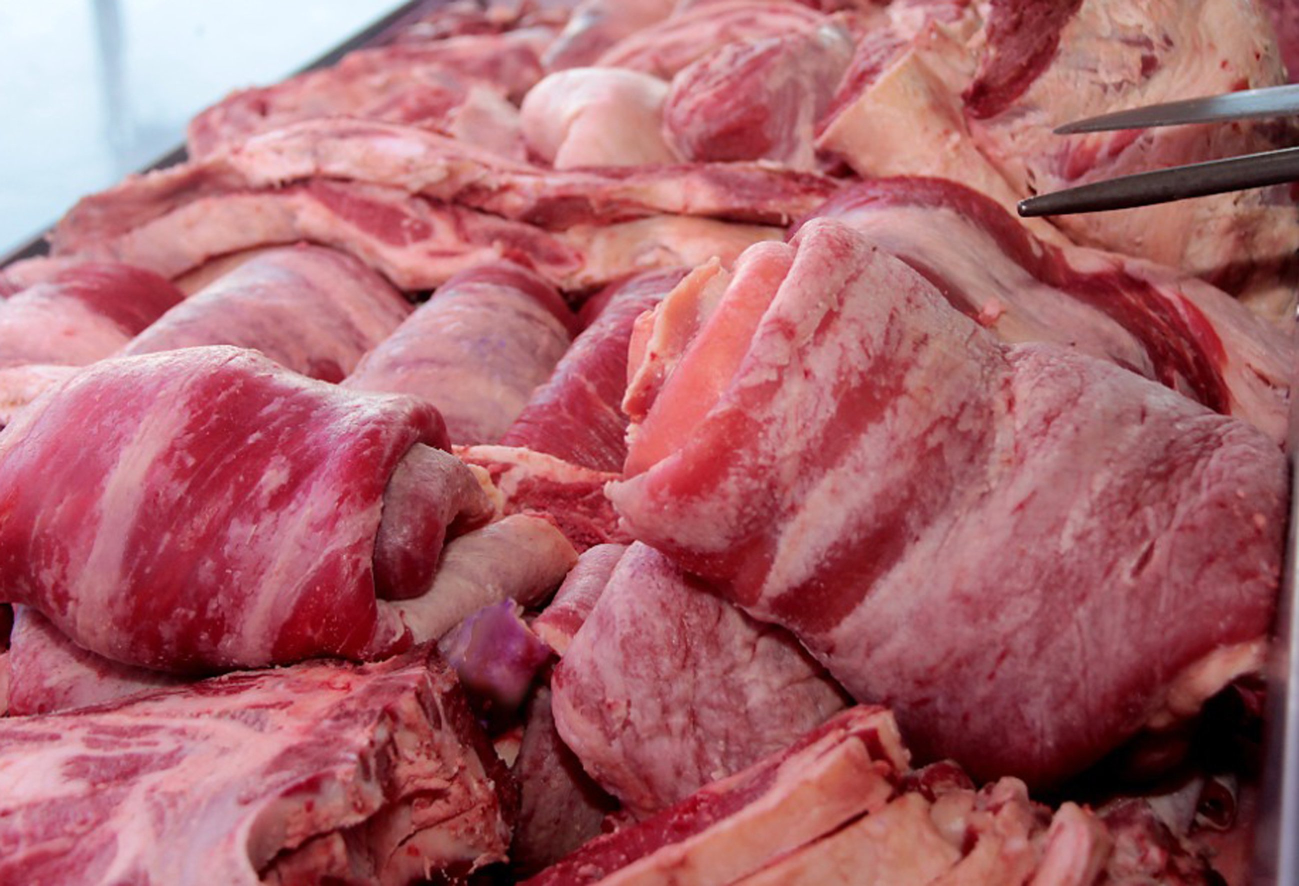 El consumo de carne retrocedió casi 18% respecto a 2023