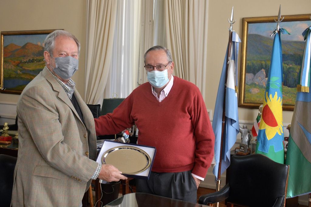 El intendente Lunghi entregó un reconocimiento a Luis Cerone por su aporte al desarrollo del turismo