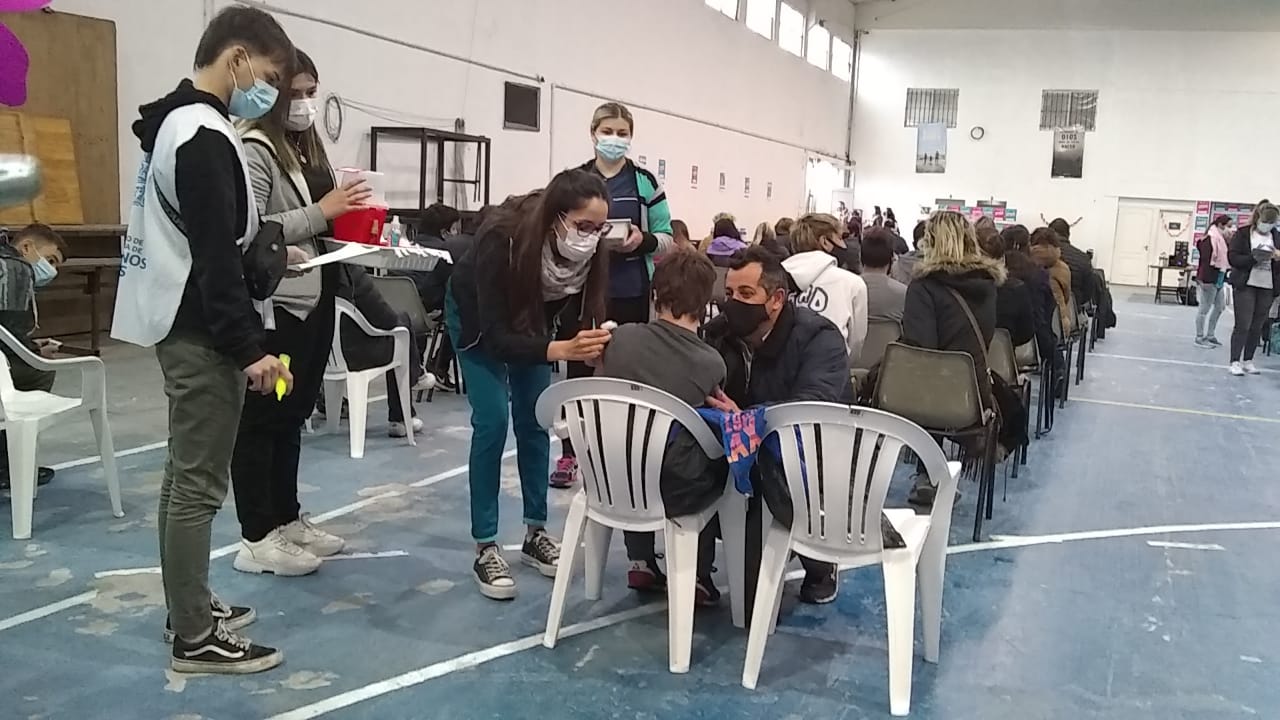 Comenzó la aplicación de primeras dosis de Pfizer a adolescentes de 12 a 17 años sin patologías de riesgo
