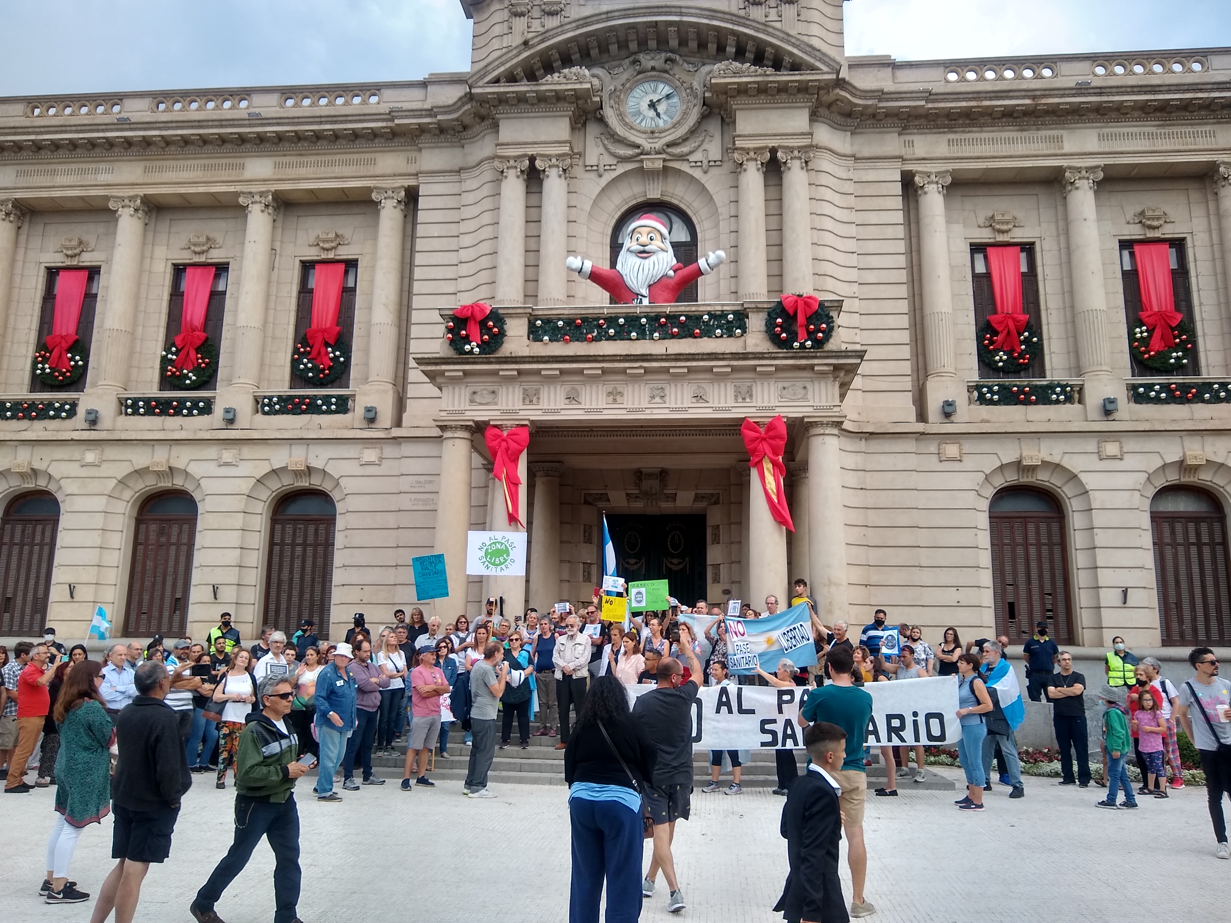 Vecinos autoconvocados se movilizaron contra el pase sanitario de la Provincia