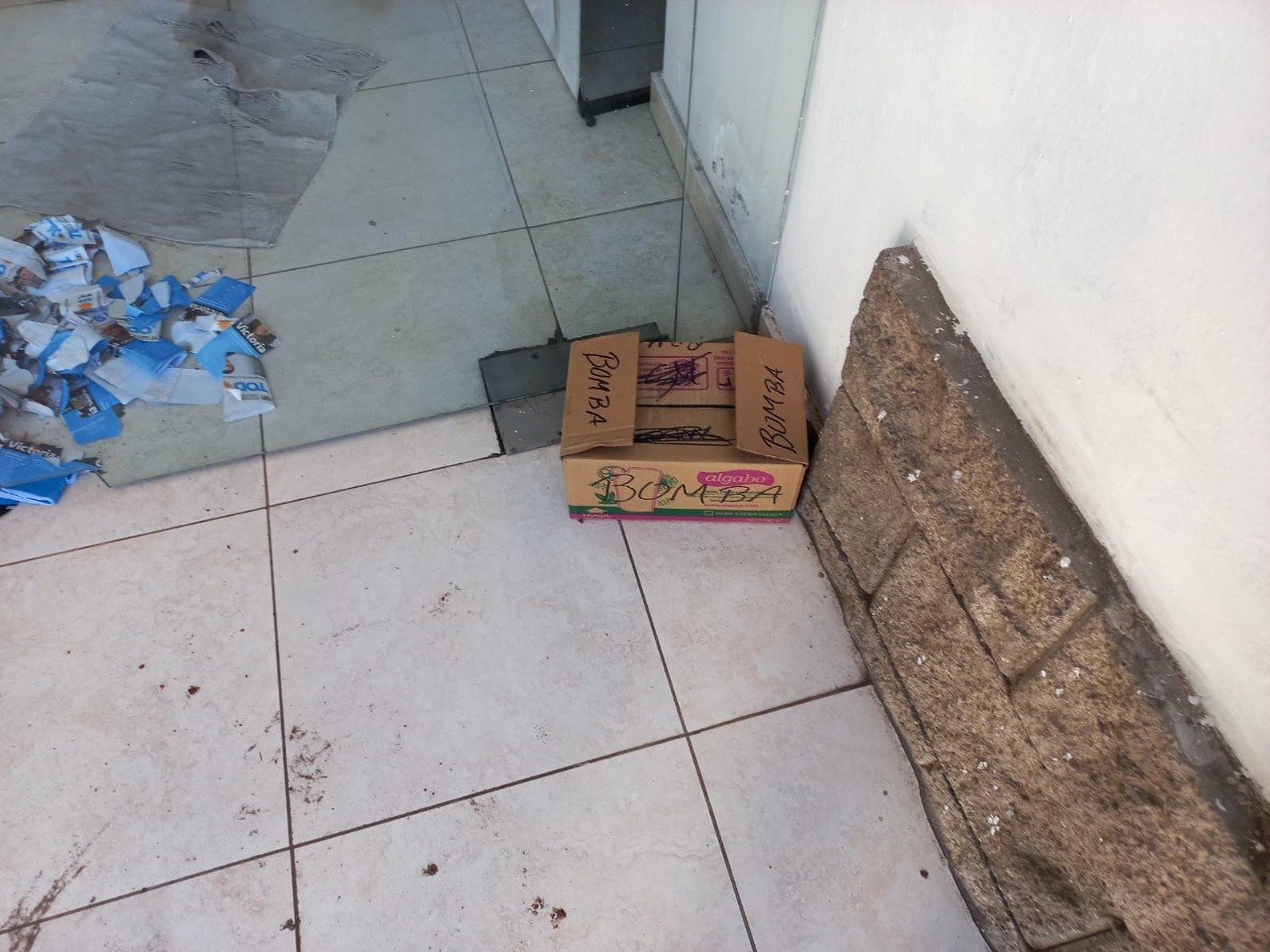 Vandalizaron el frente del PJ local y dejaron una amenaza de bomba