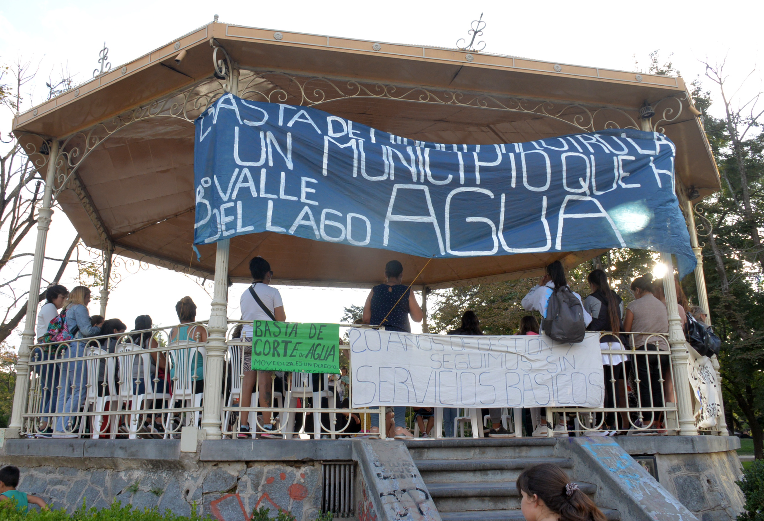 Vecinos de distintos barrios insisten con reclamo por la falta de agua