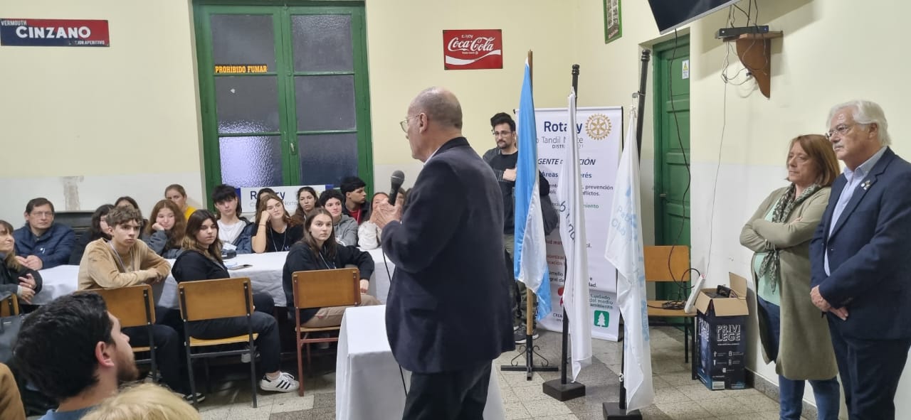 José Luis Marino, Gobernador del Distrito, abrió el Seminario.