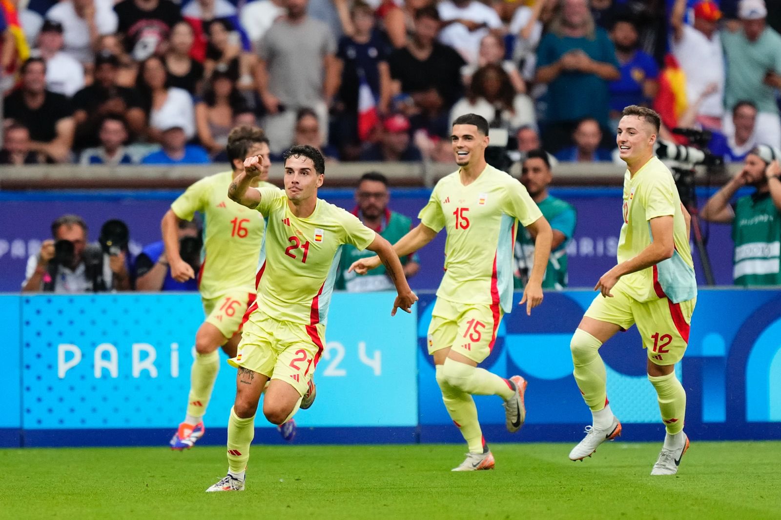 El delirio de los españoles en París.