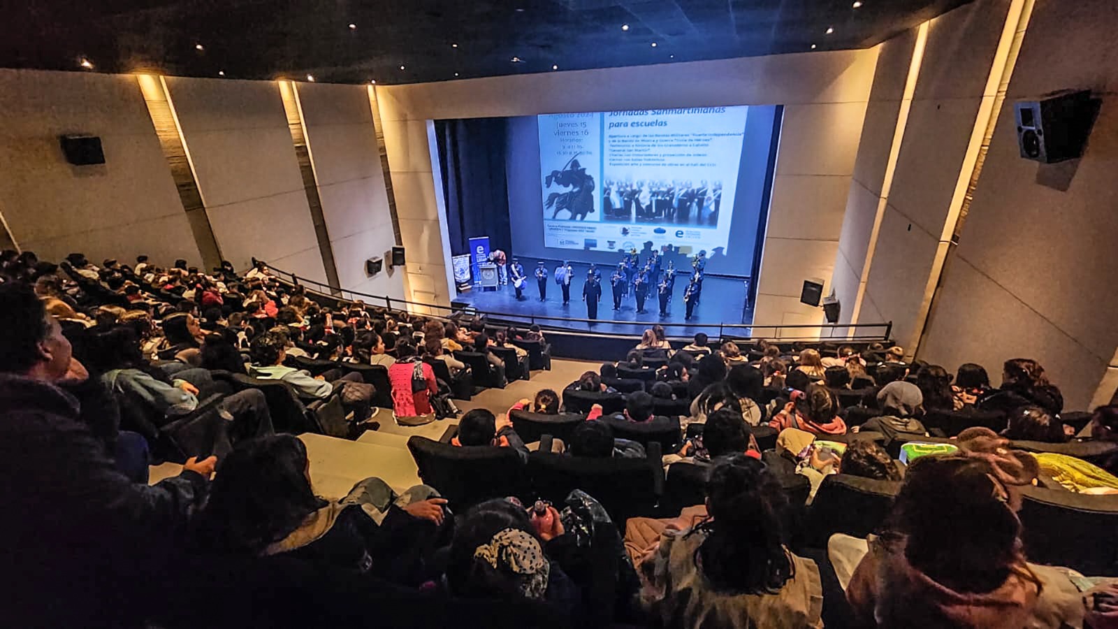 Una multitud de alumnos fue parte de las Jornadas Sanmartinianas.