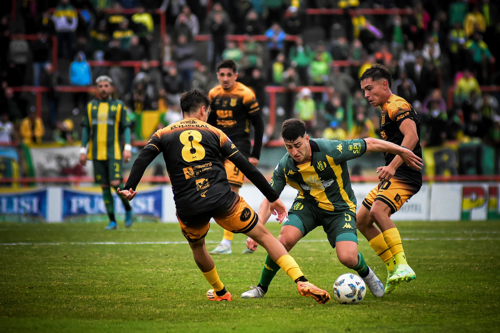 El tandilense Kabalín (Mitre), marcando a Esponda (Aldosivi). (Foto gentileza Diario La Capital).