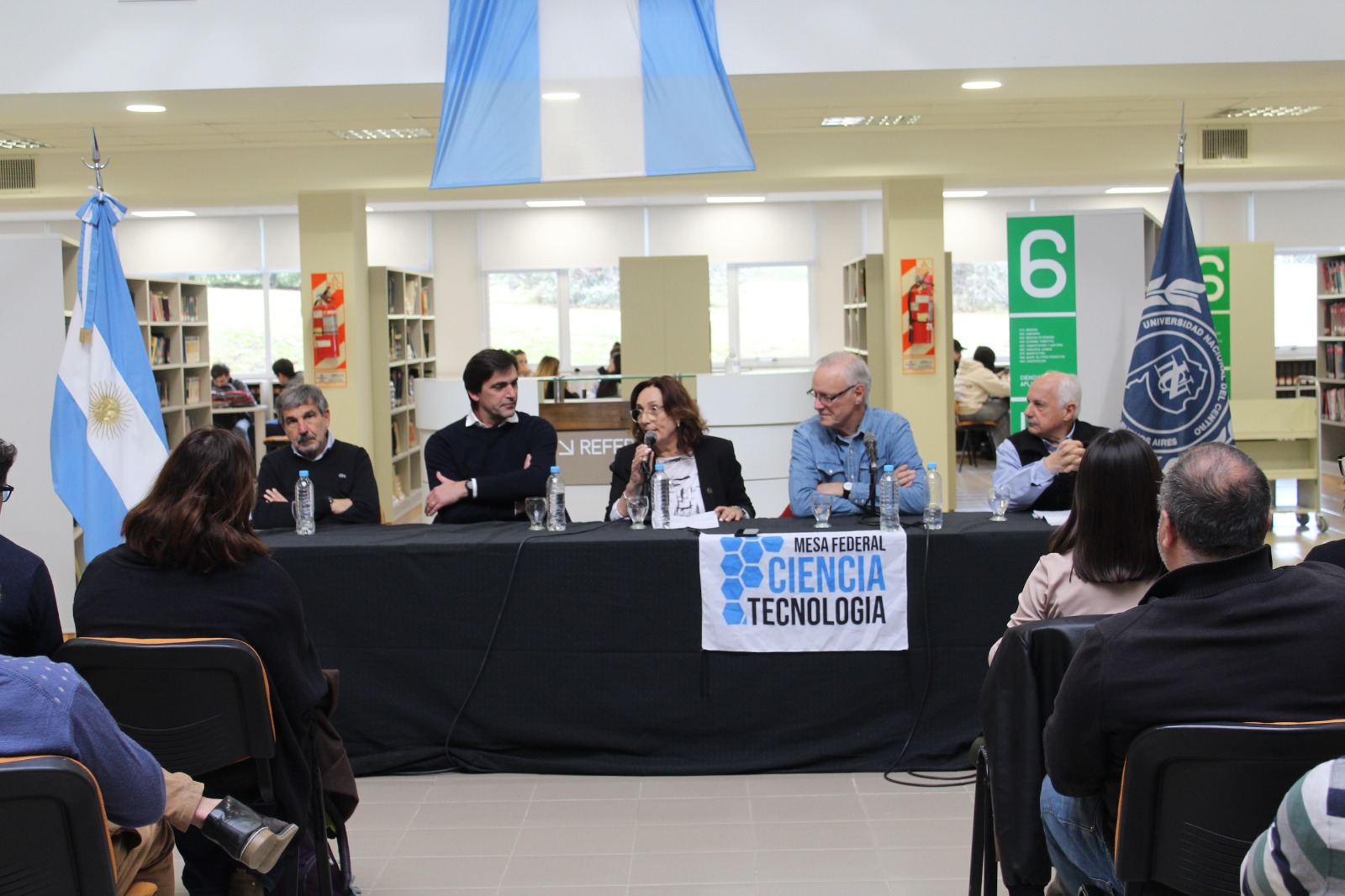 Daniel Gollan junto a Alicia Spinello, Roberto Salvarezza, Rogelio Iparraguirre y Oscar Galante.
(Foto: gentileza Unicen).