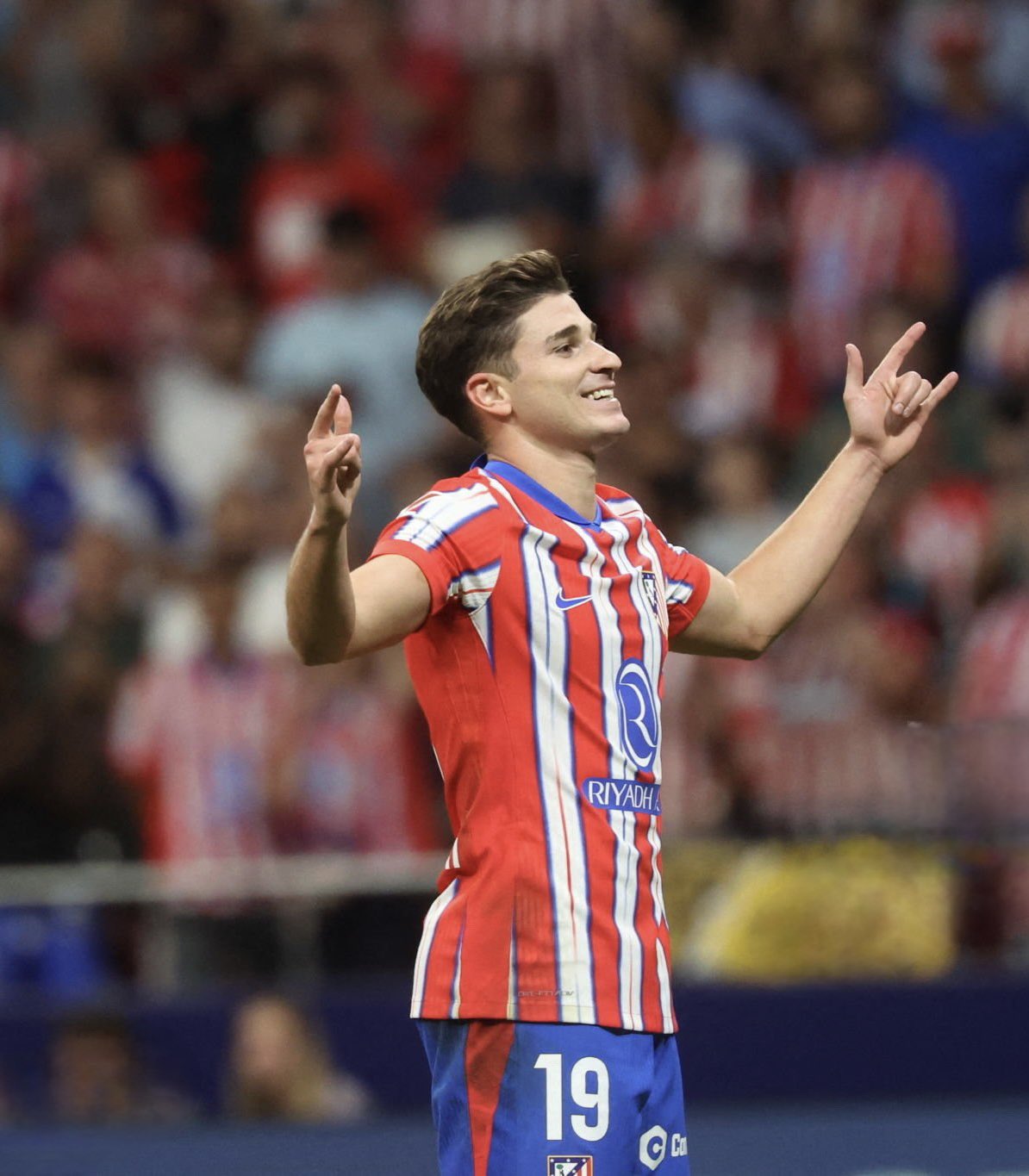 Julián Alvarez celebra su conquista ante Valencia.