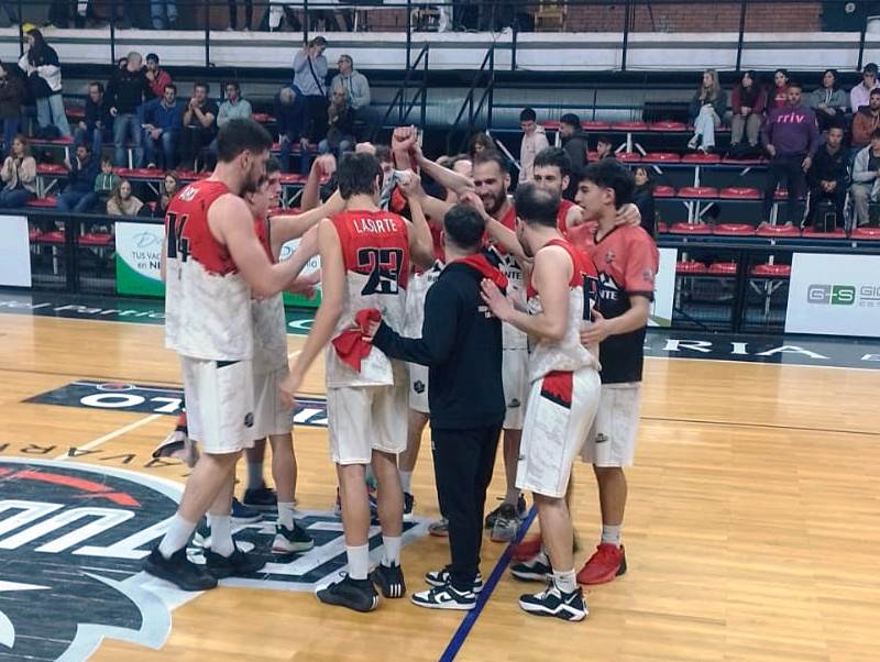 El festejo final de los jugadores rojinegros.