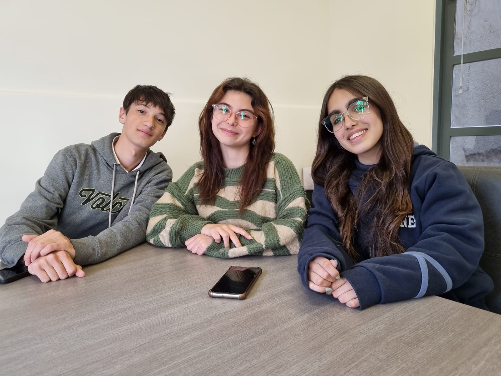 Samuel Corredoira, Mora Danessa y Justina Villar, integrantes del Centro de Estudiantes de la Escuela "Ernesto Sábato".