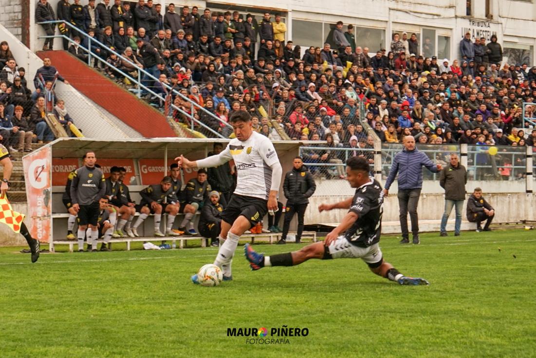 Matías Sánchez va al piso ante Marcos Fernández. (Foto gentileza de Mauro Piñero).