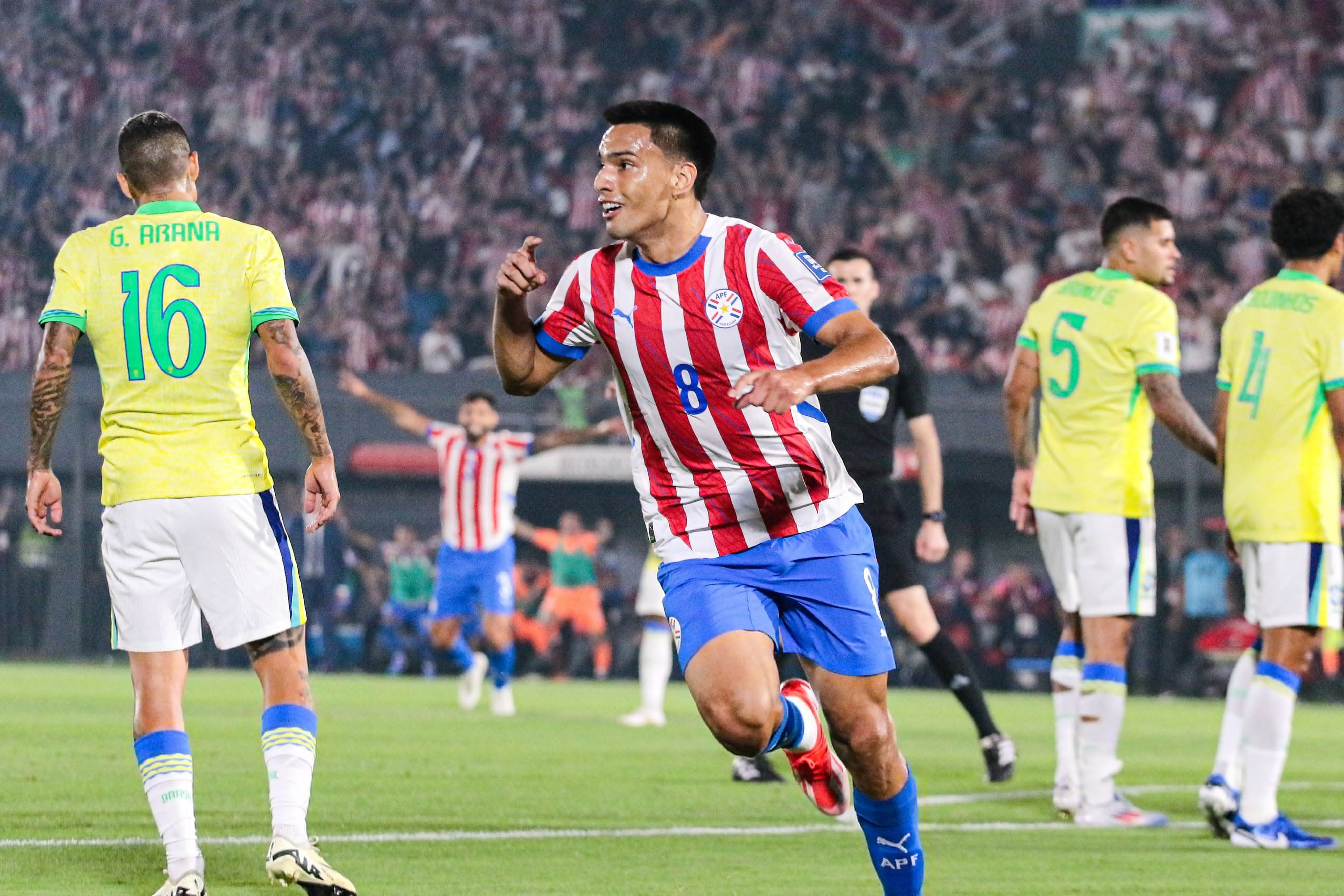 Gómez festeja el gol del triunfo sobre Brasil.