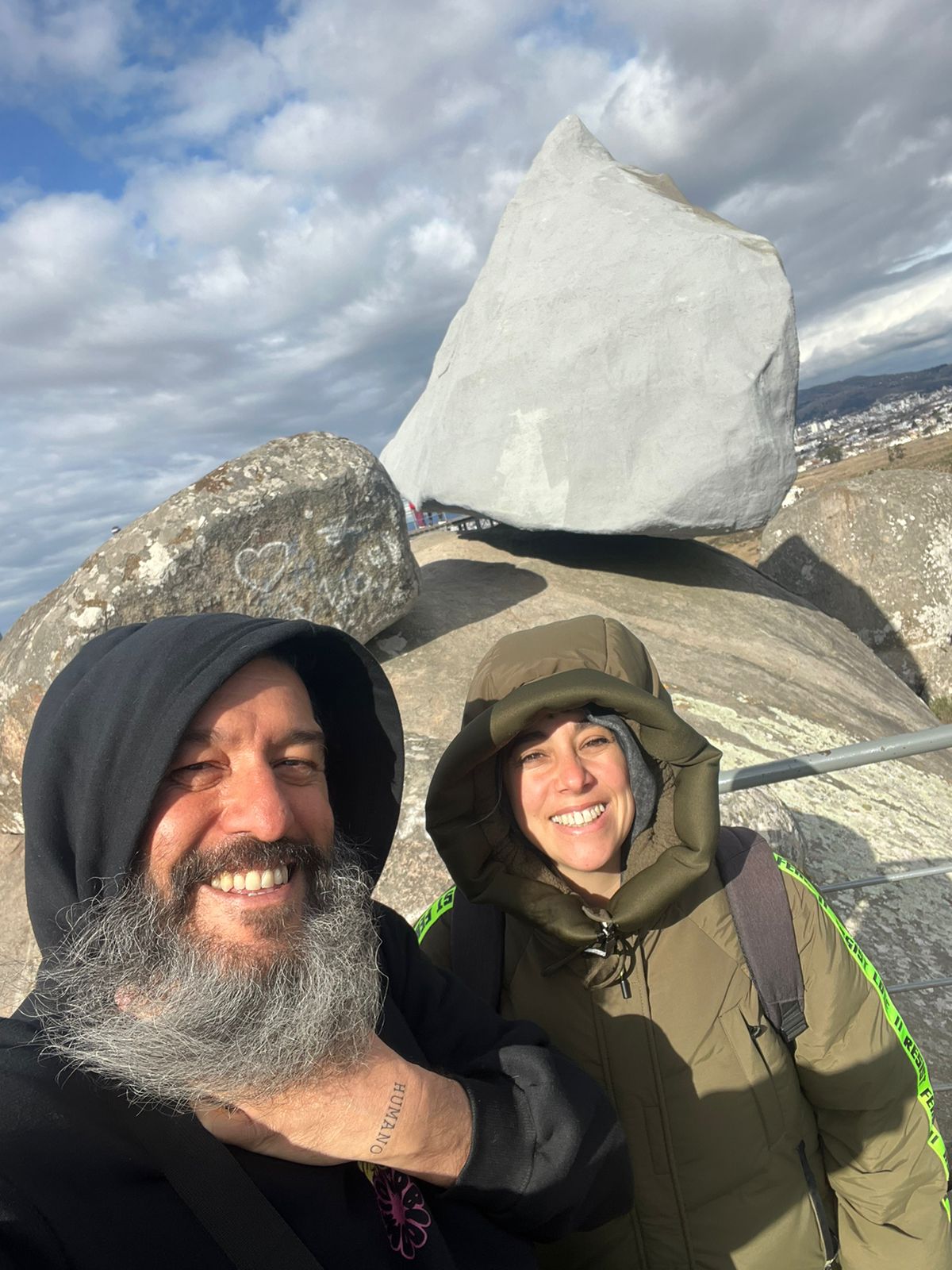 Hernán y Agustina, de paseo en la Piedra Movediza.