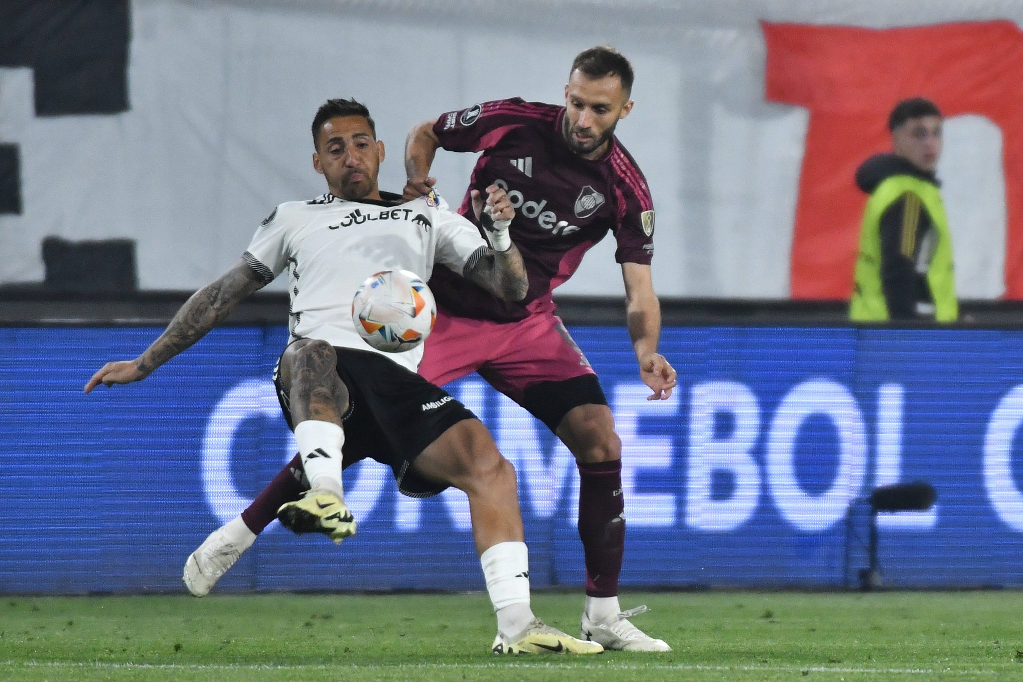 Correa, marcado por Pezzella, autor del gol riverplatense.