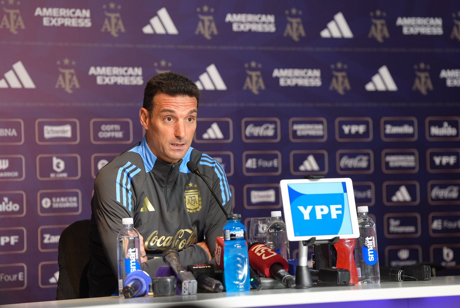 Scaloni en la conferencia de prensa que brindó ayer.