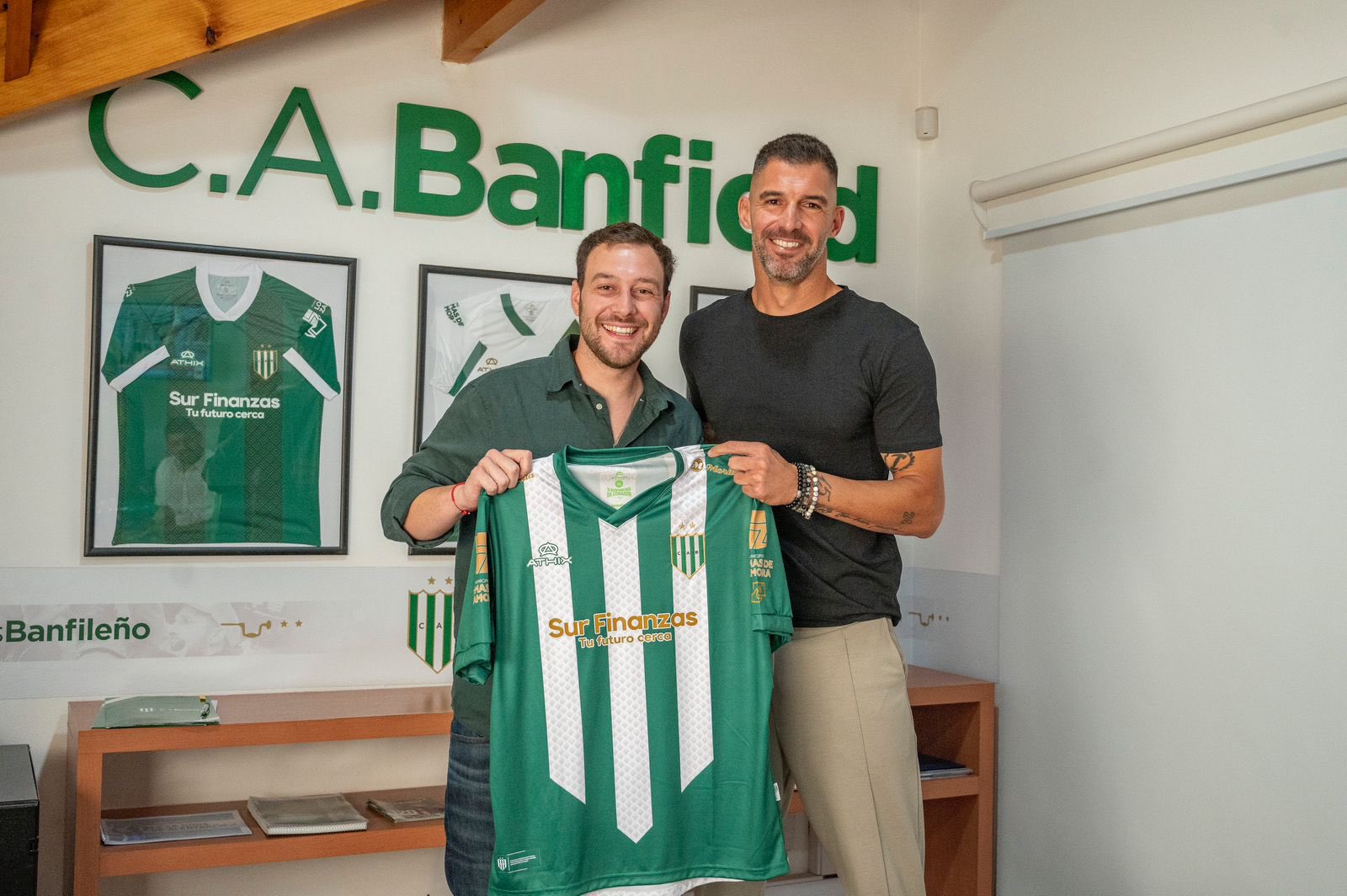 Andújar, junto a Mariotto, presidente de Banfield.