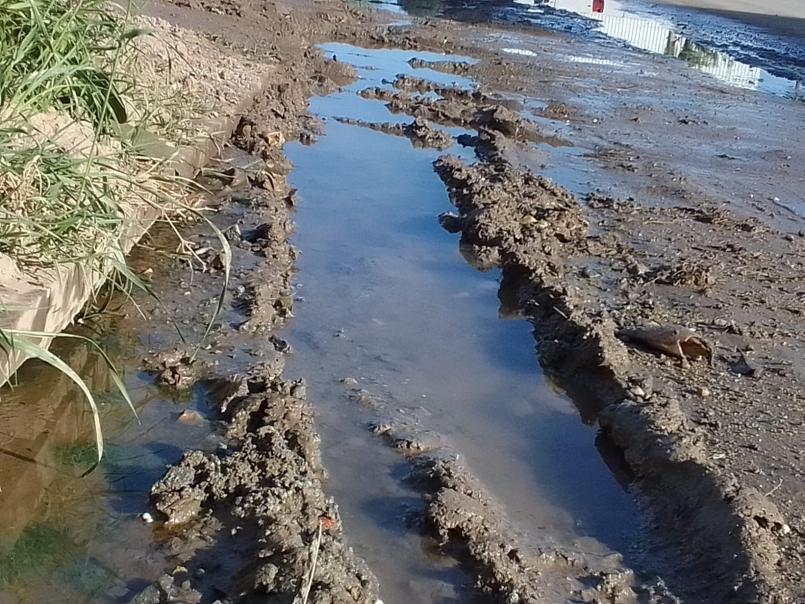 La boca de tormenta permanece tapada desde hace varios meses, según señalaron los vecinos.