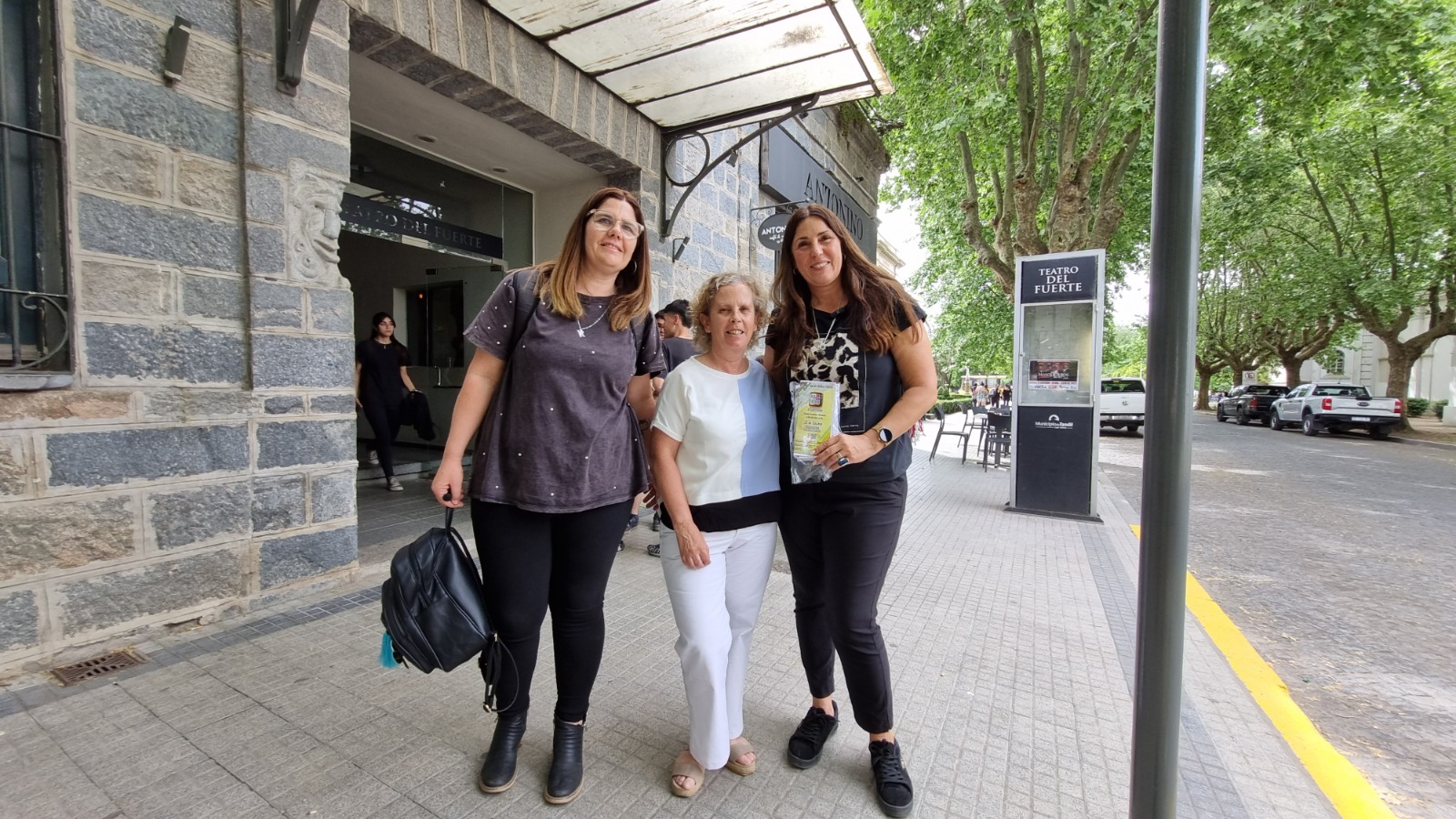 Natalia Lazarte, inspectora de Artística; Daniela Urdampilleta, jefa distrital de Tandil, y Virginia Reynoso, inspectora.